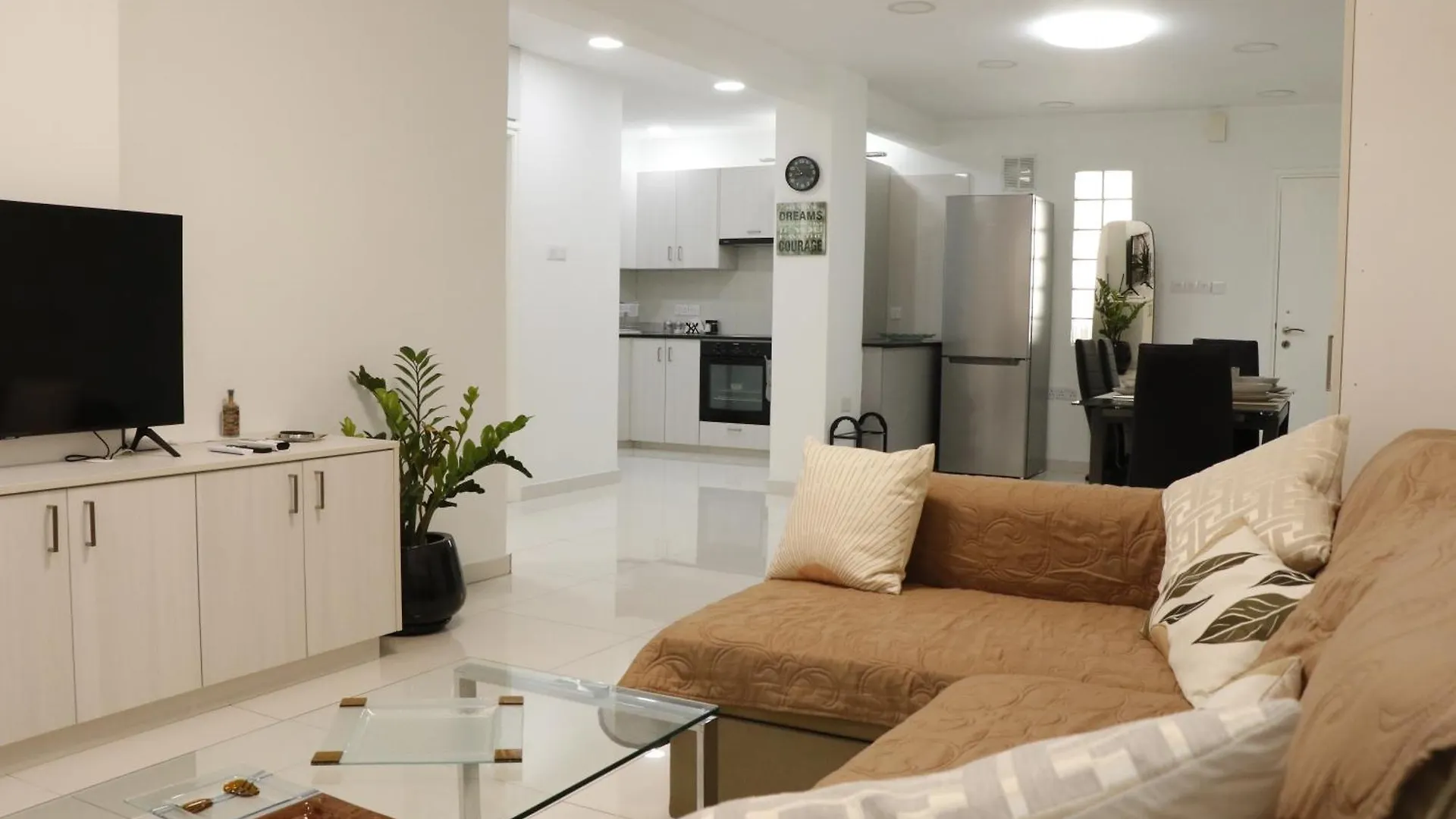 Spacious Apartment, Near Pinikoudes Beach Larnaca 0*,