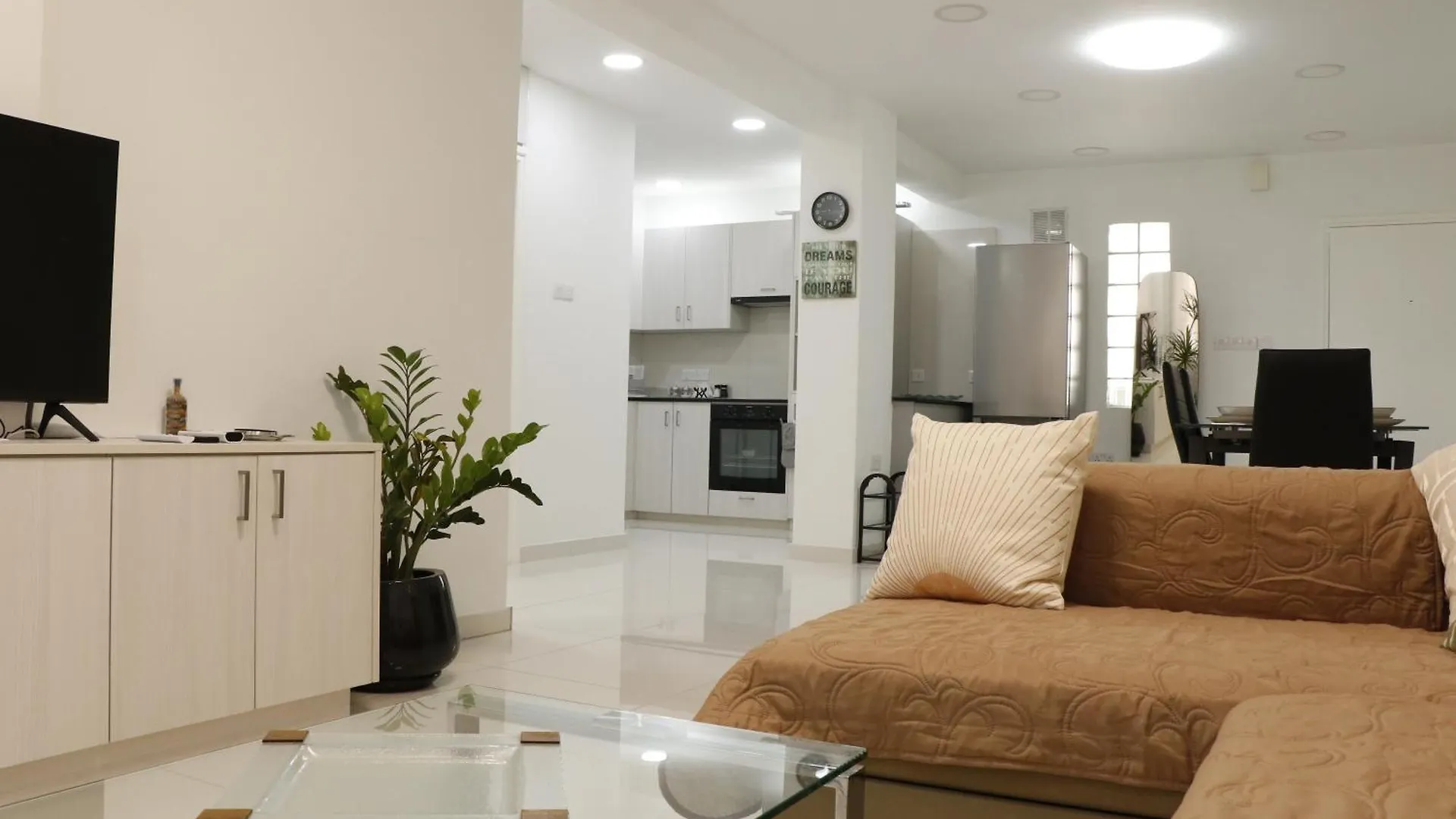 Spacious Apartment, Near Pinikoudes Beach Larnaca Apartment