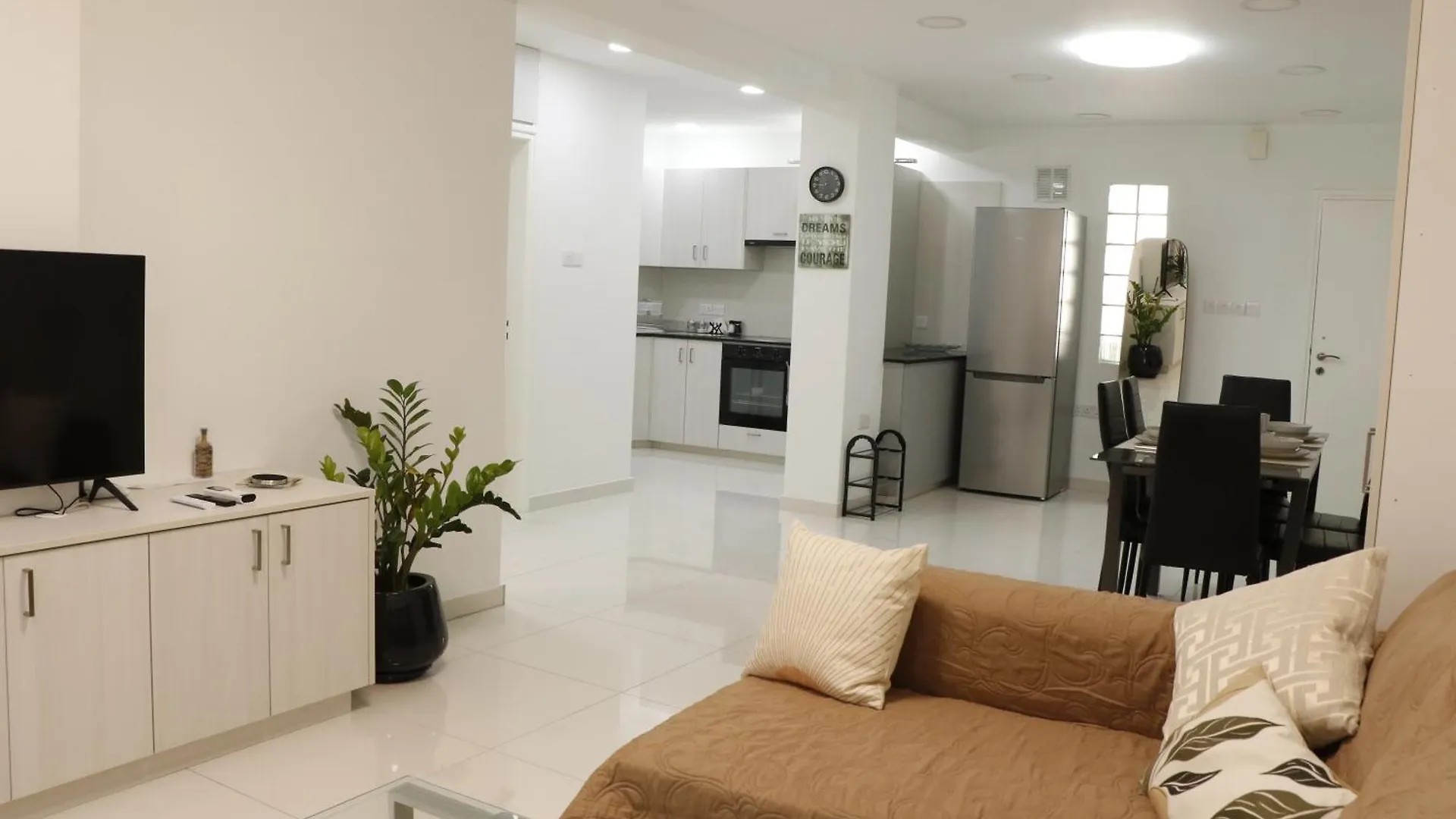 Spacious Apartment, Near Pinikoudes Beach Larnaca